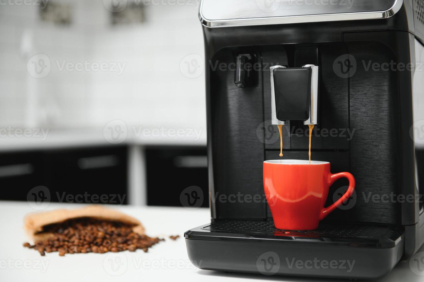 modern espresso koffie machine met een kop in interieur van keuken detailopname foto