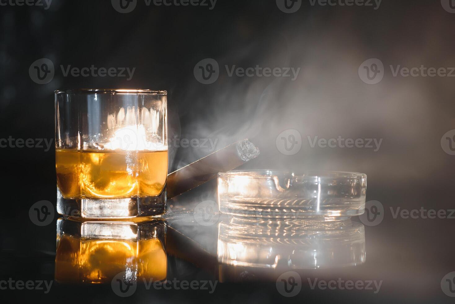 whisky drinken met roken sigaar foto