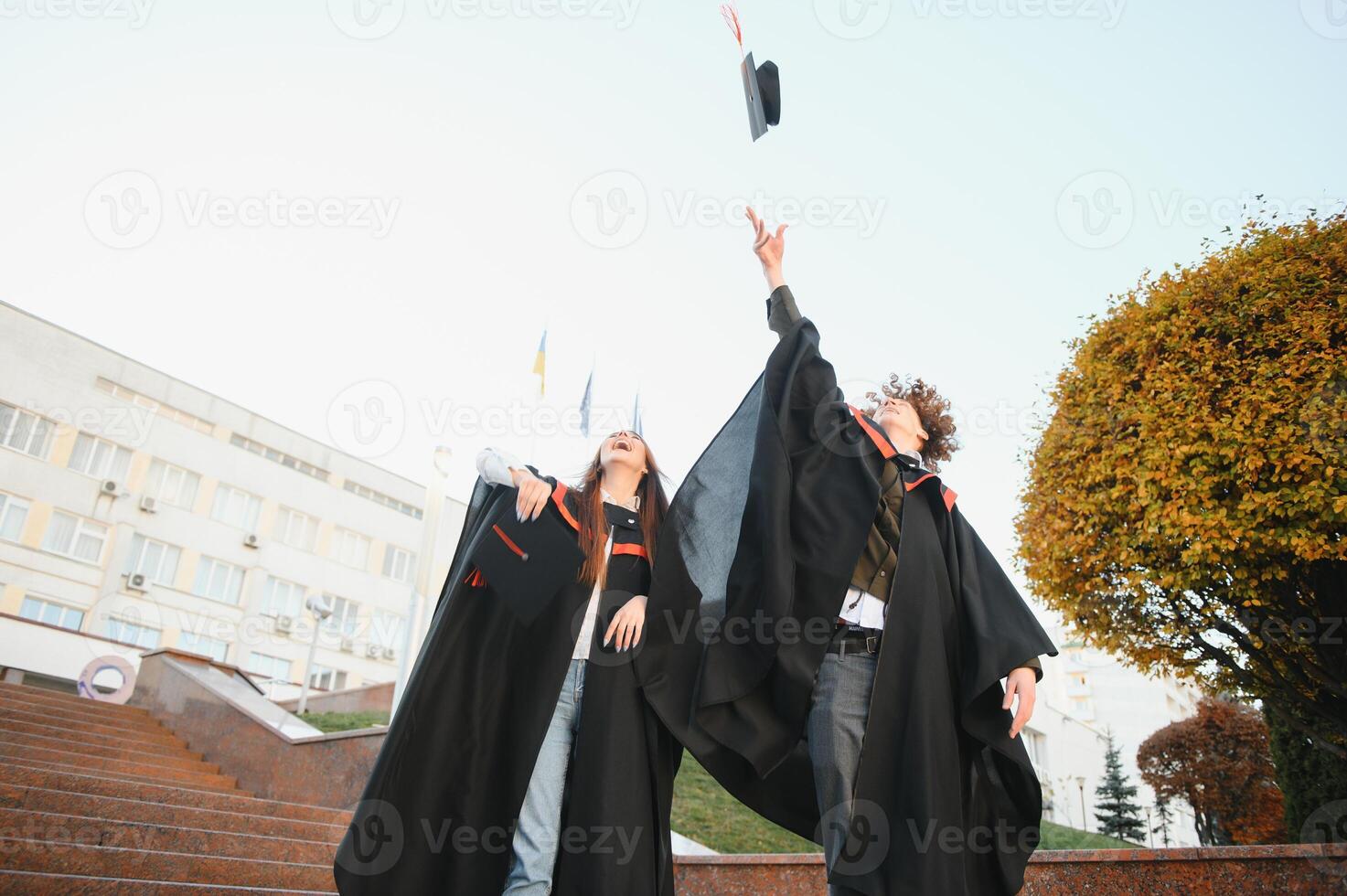 portret van twee gelukkig afstuderen studenten. foto