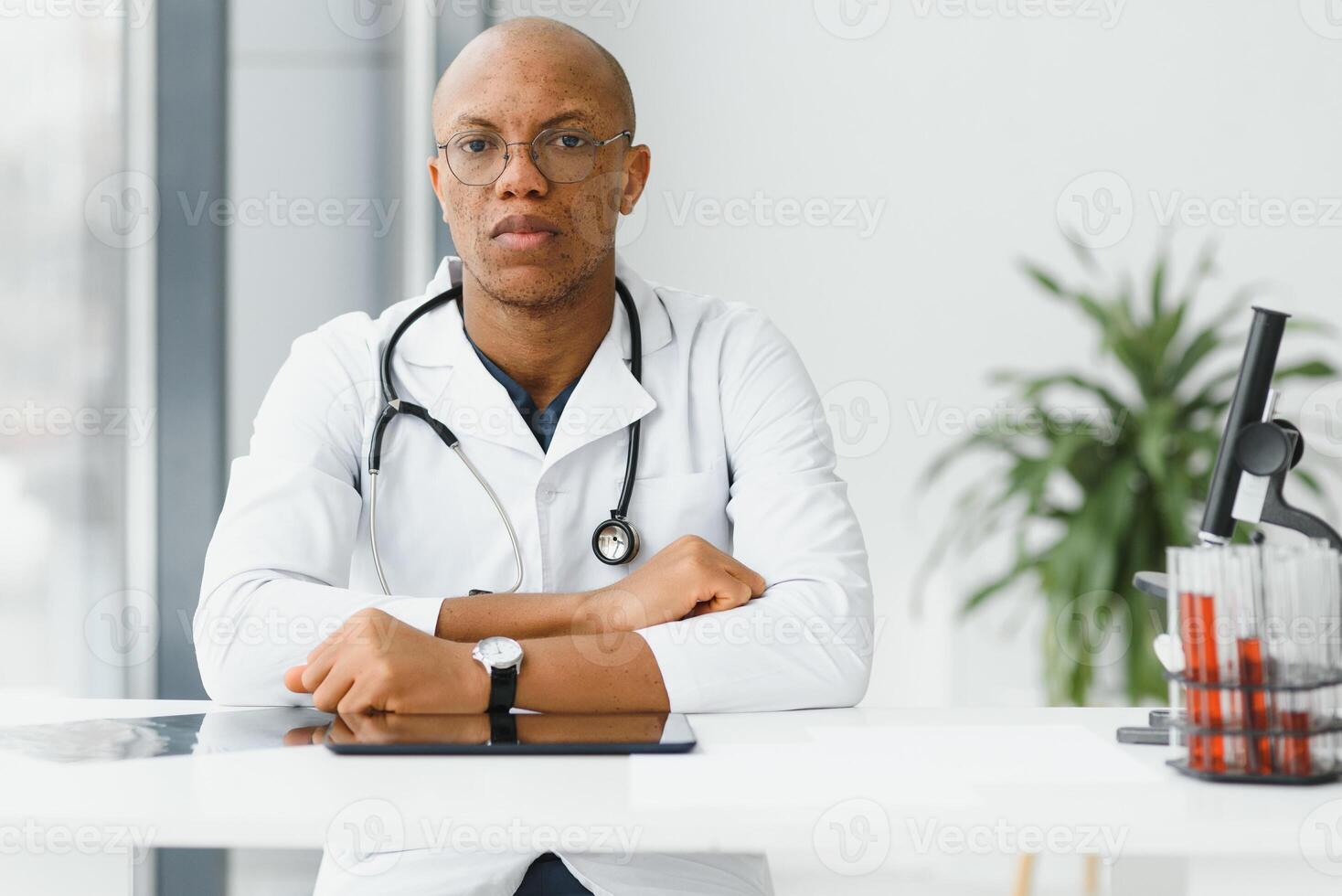 Afrikaanse Amerikaans Mens mannetje ziekenhuis dokter in wit jas met stethoscoop. foto