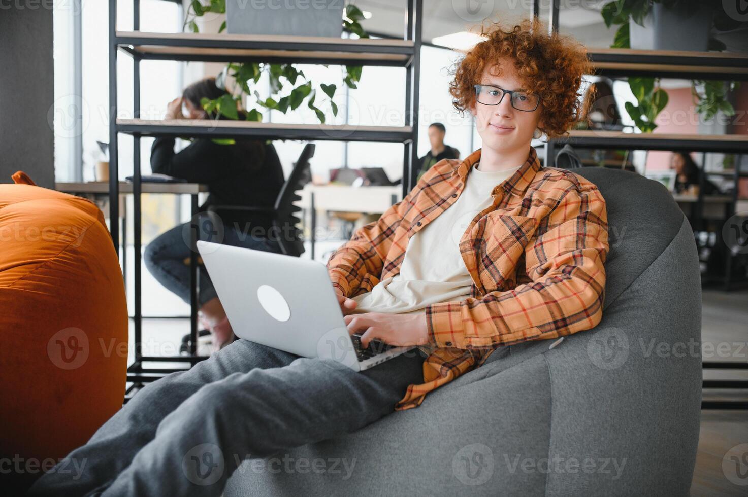 Kaukasisch hipster vent genieten van afstand baan in koffie winkel, mannetje freelancer in modieus bril zittend in cafetaria met modern laptop apparaat foto