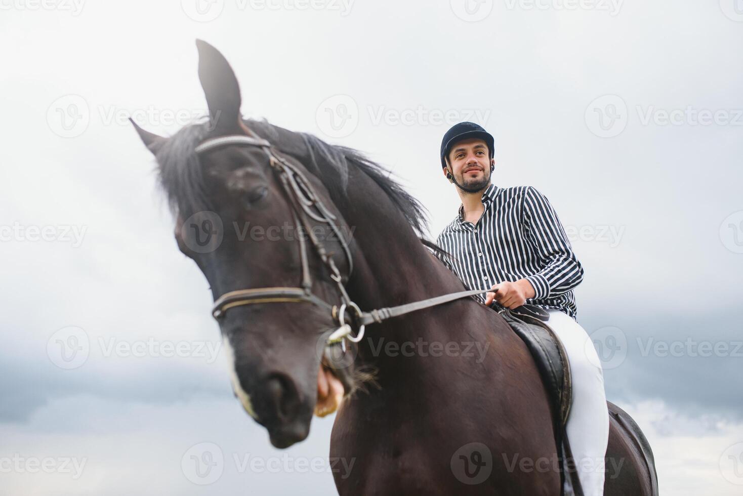 mooi Mens rijden een paard Aan veld- Bij zomer foto