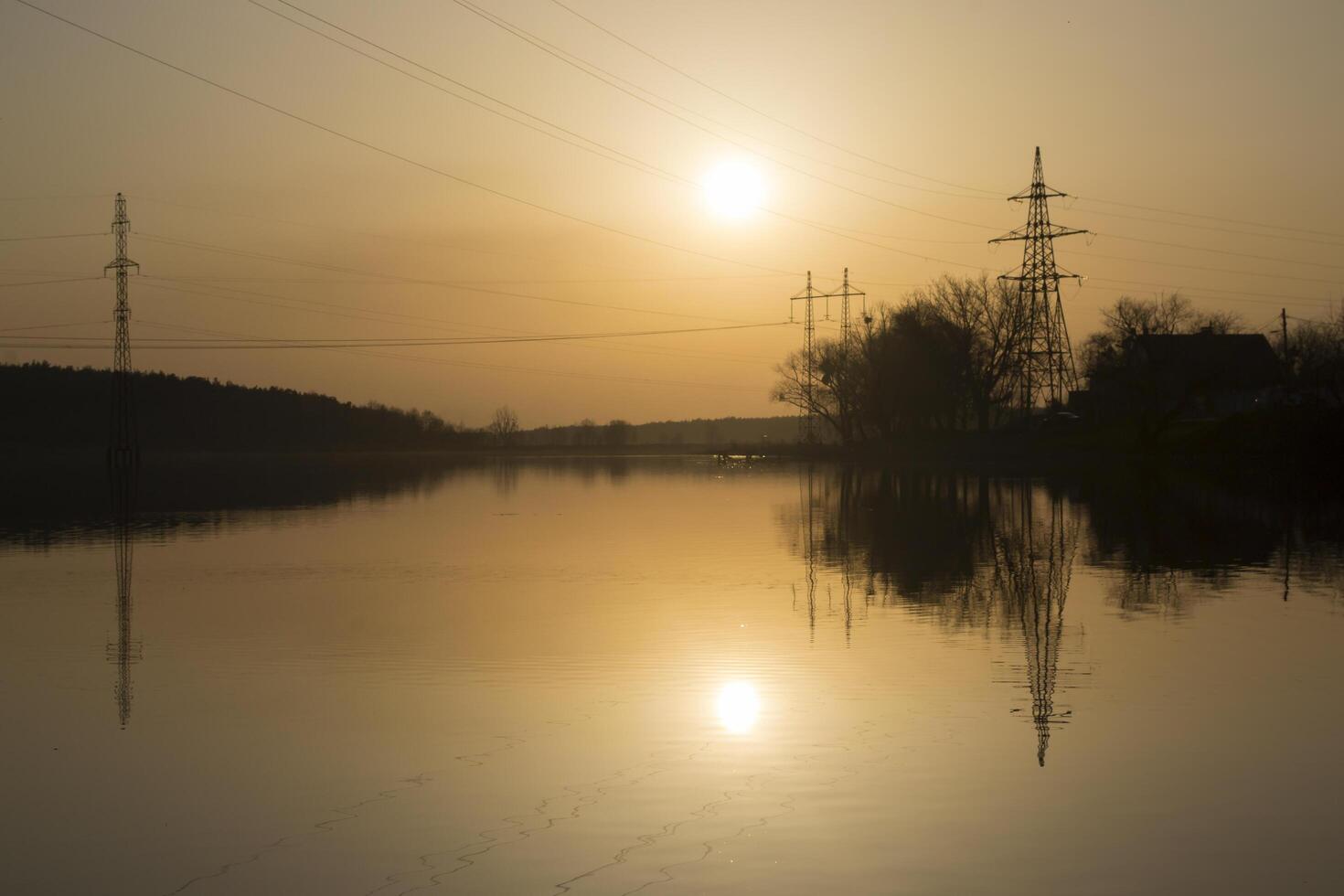 zonsondergang landschap. vijver Bij zonsondergang tijd. avond kleur van lucht. foto