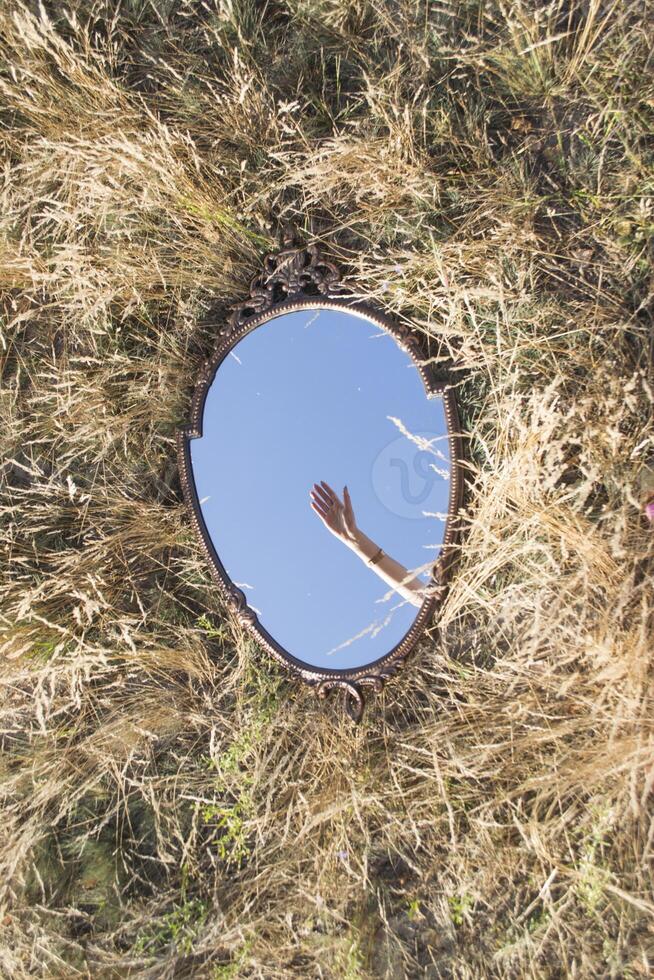 een vrouw hand- in reflectie van de spiegel. foto