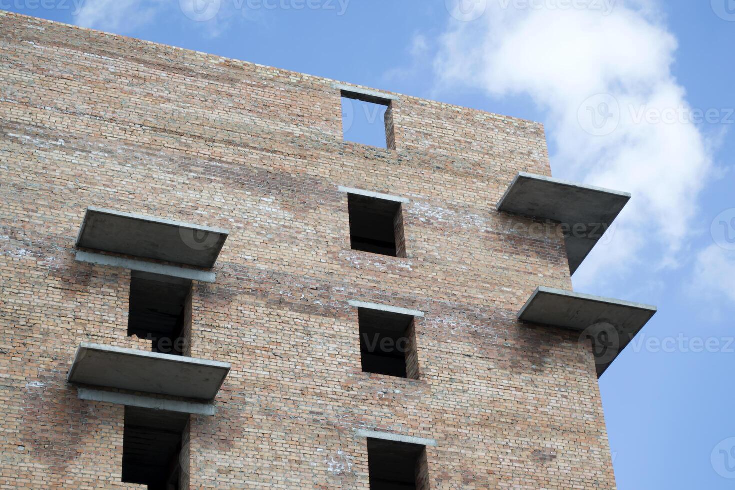 bouw van een multi verdieping woon- gebouw. bouw werken foto