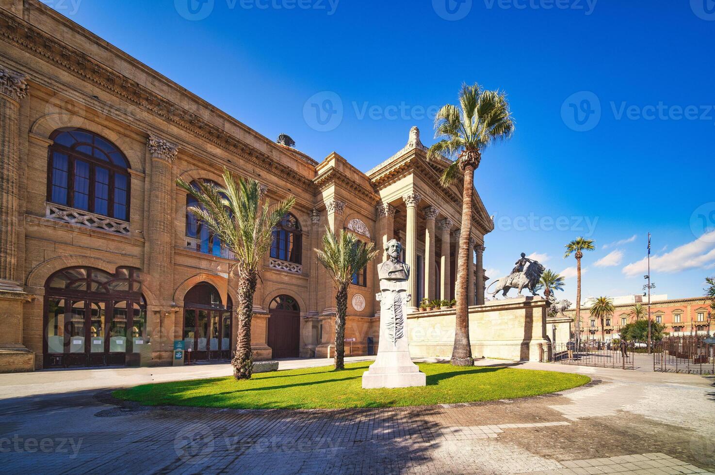 standbeeld van giuspette verdi buiten de teatro massimo in Palermo foto