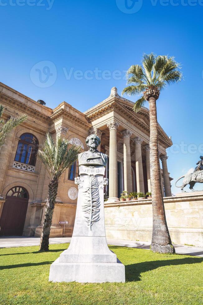 standbeeld van giuspette verdi buiten de teatro massimo in Palermo foto