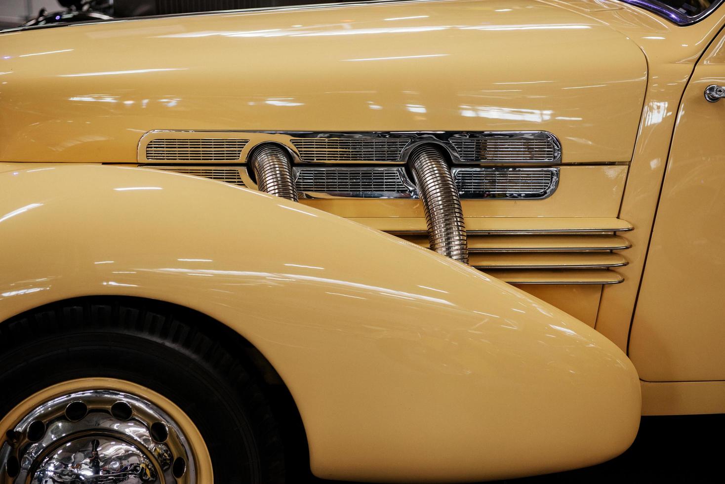 sinsheim, duitsland - 16 oktober 2018 technik museum. romige gekleurde retro auto. voor- en zijdeel foto