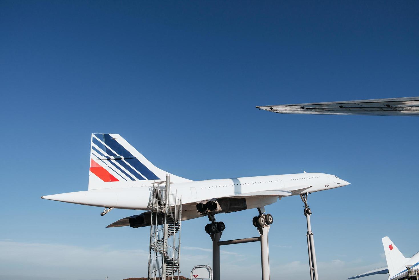 sinsheim, duitsland - 16 oktober 2018 technik museum. oud wit vliegtuig op de tribunes en met de ladder. open lucht foto