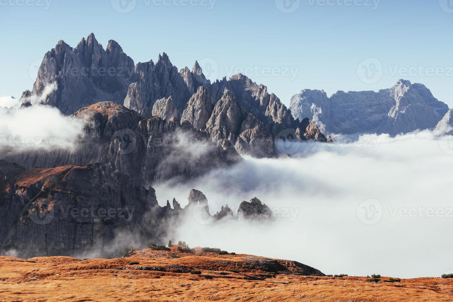 nieuwe dag komt eraan. dromerige heuvels op het daglicht worden gevuld met harde mist van onder de grond foto