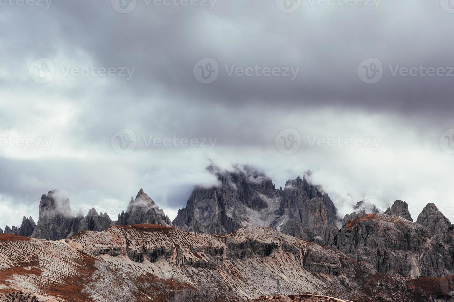 dolomietgebergte in de buurt van de auronzo di cadore. vol dikke mist en wolken foto