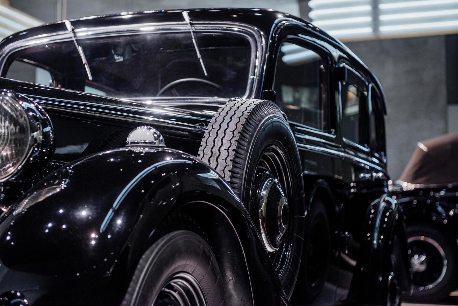 zwarte antieke glanzende auto met reservewiel aan de zijkant foto