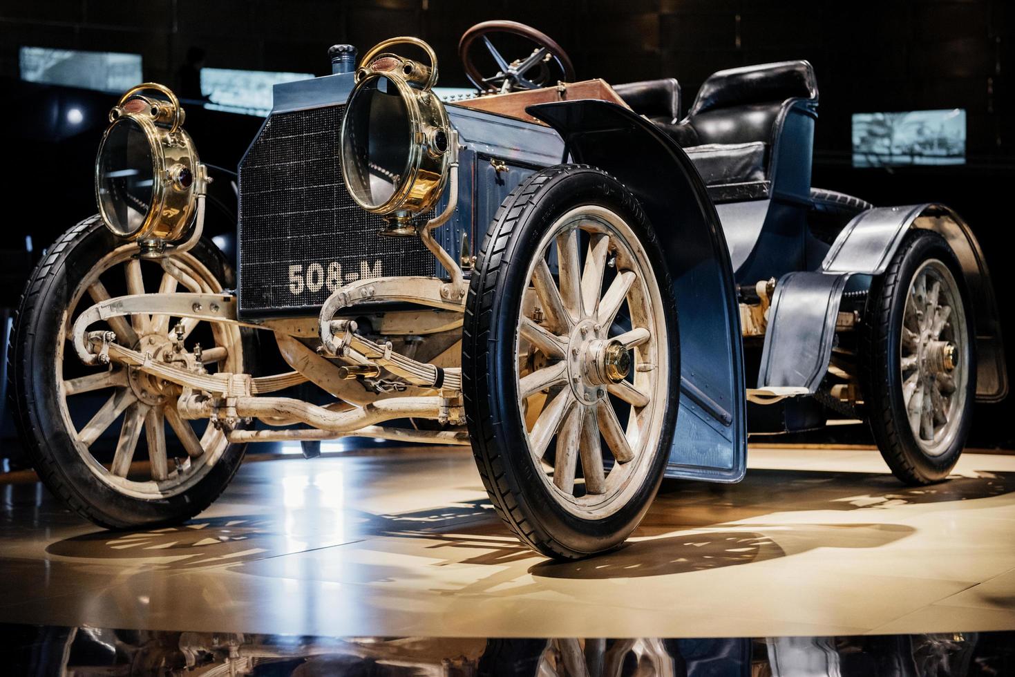 stuttgart, duitsland - 16 oktober 2018 mercedes museum. volledig zicht. oud historisch voertuig op een stand op tentoonstelling foto