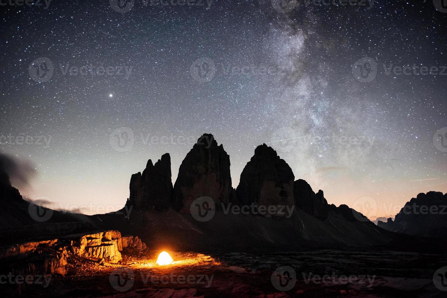 mooie melkweg op de achtergrond. toeristen in de tent. tre cime bergen met drie toppen foto