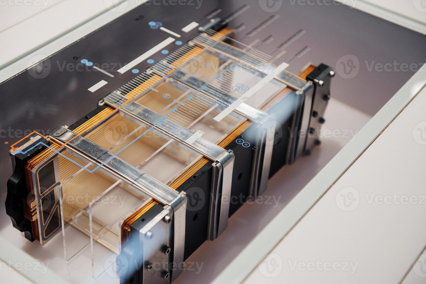 een close-up uitzicht vanaf de bovenkant van het autodetailfragment van elektrische auto foto