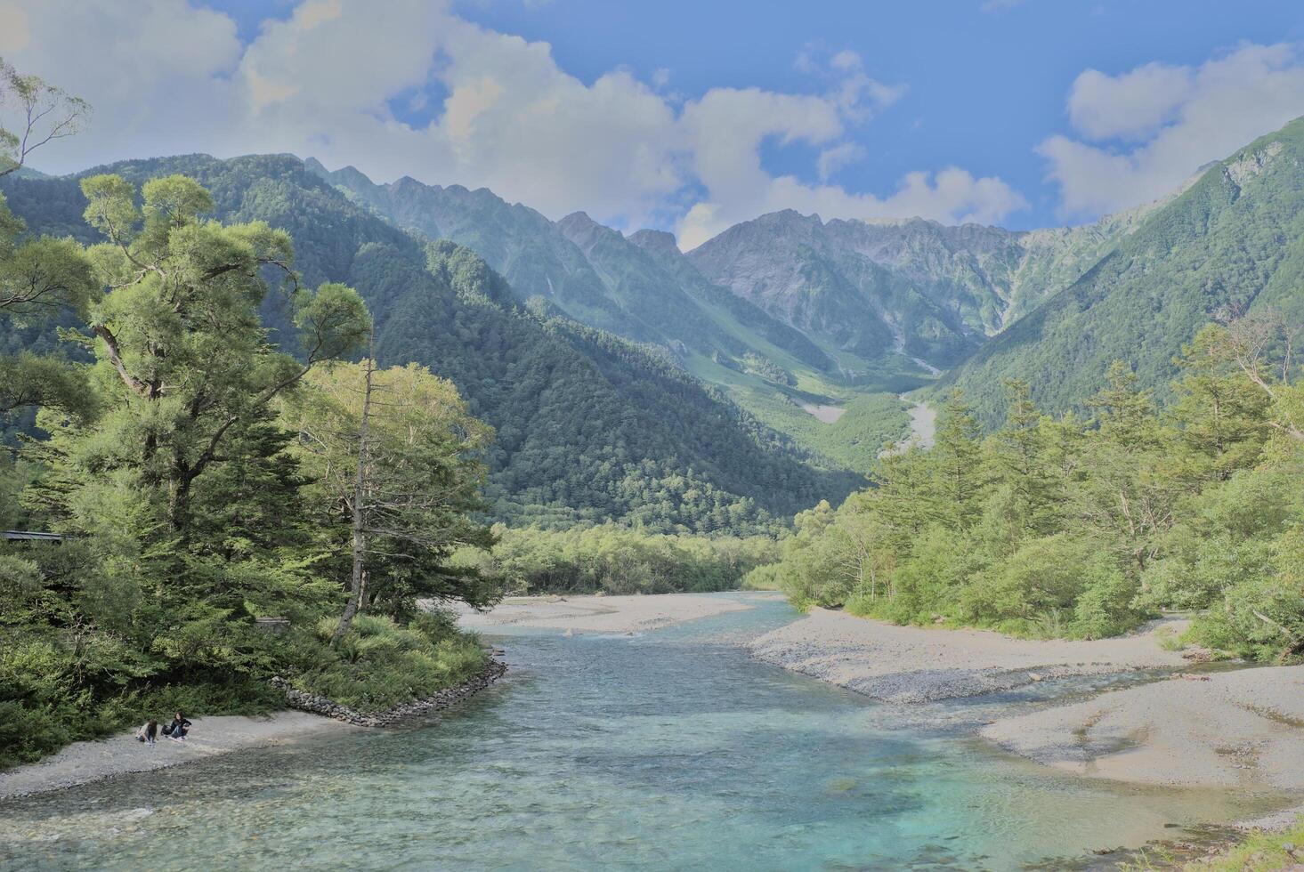 kamikochi vallei met Doorzichtig rivier- azusa foto