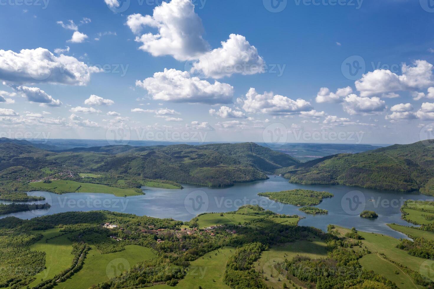 verbazingwekkend antenne visie van een dar Bij een spannend meer, dam jovkovtsi, bulgarije foto