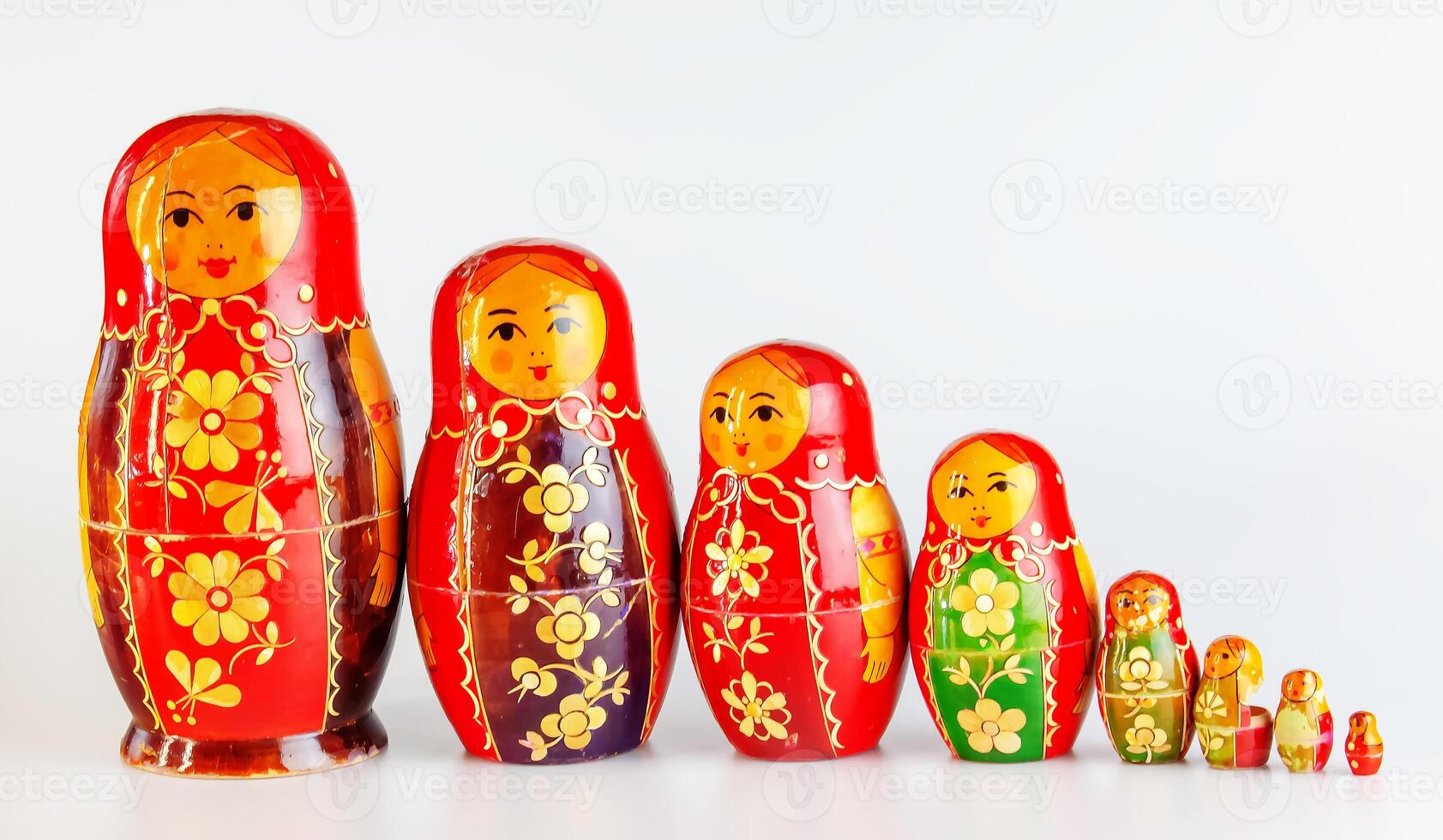 matroesjka, een Russisch houten pop Aan een wit achtergrond foto