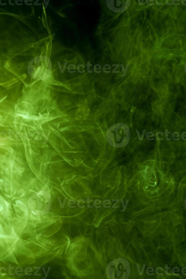 etherisch elegantie, mystiek groen rook dansen tegen een noir canvas foto