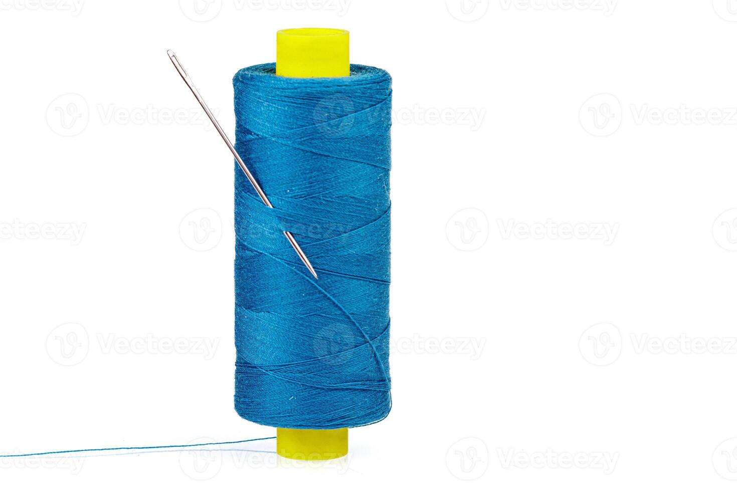macro streng van blauw draad met een naald- Aan een wit achtergrond foto