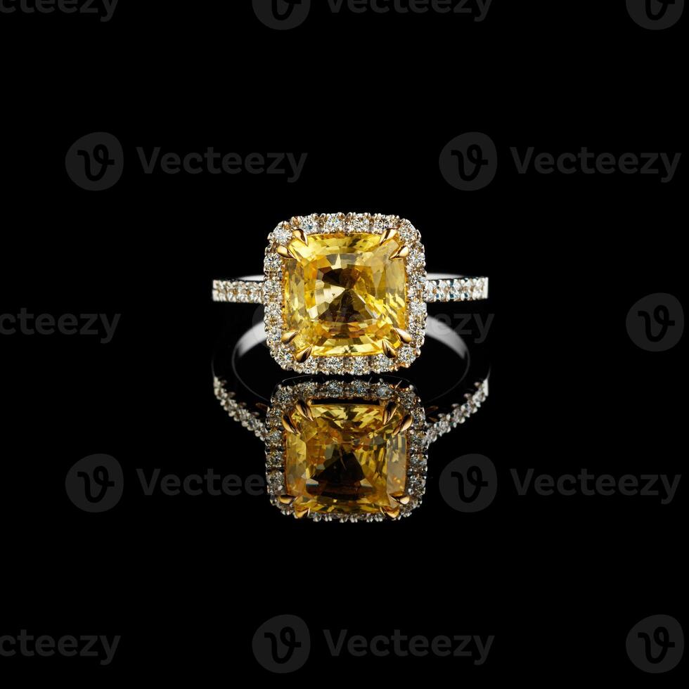 mooi wit goud ring met geel saffier en diamanten Aan een zwart achtergrond foto