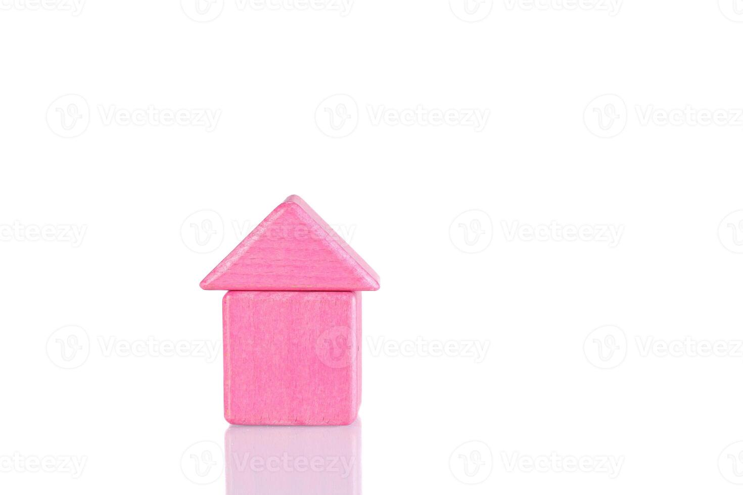 houten huis van roze kleur Aan een wit achtergrond foto