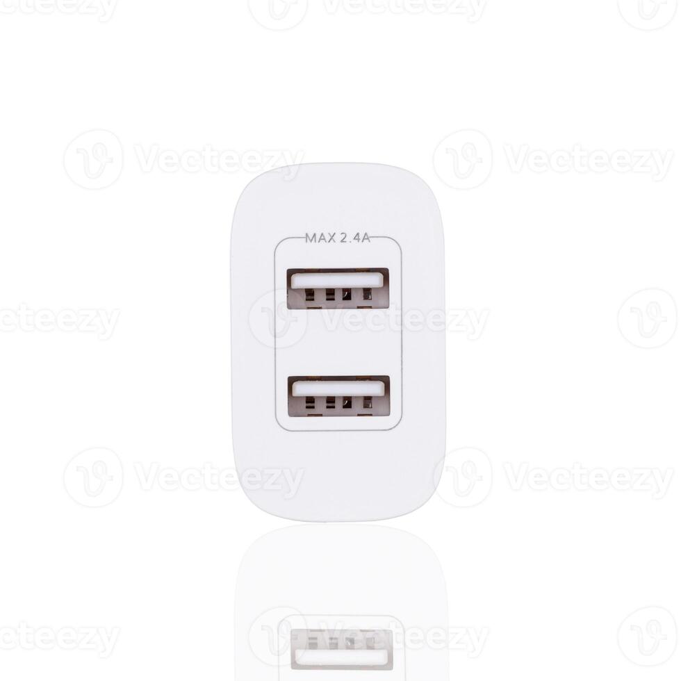 netwerk adapter 220v USB opladen Aan een wit achtergrond foto