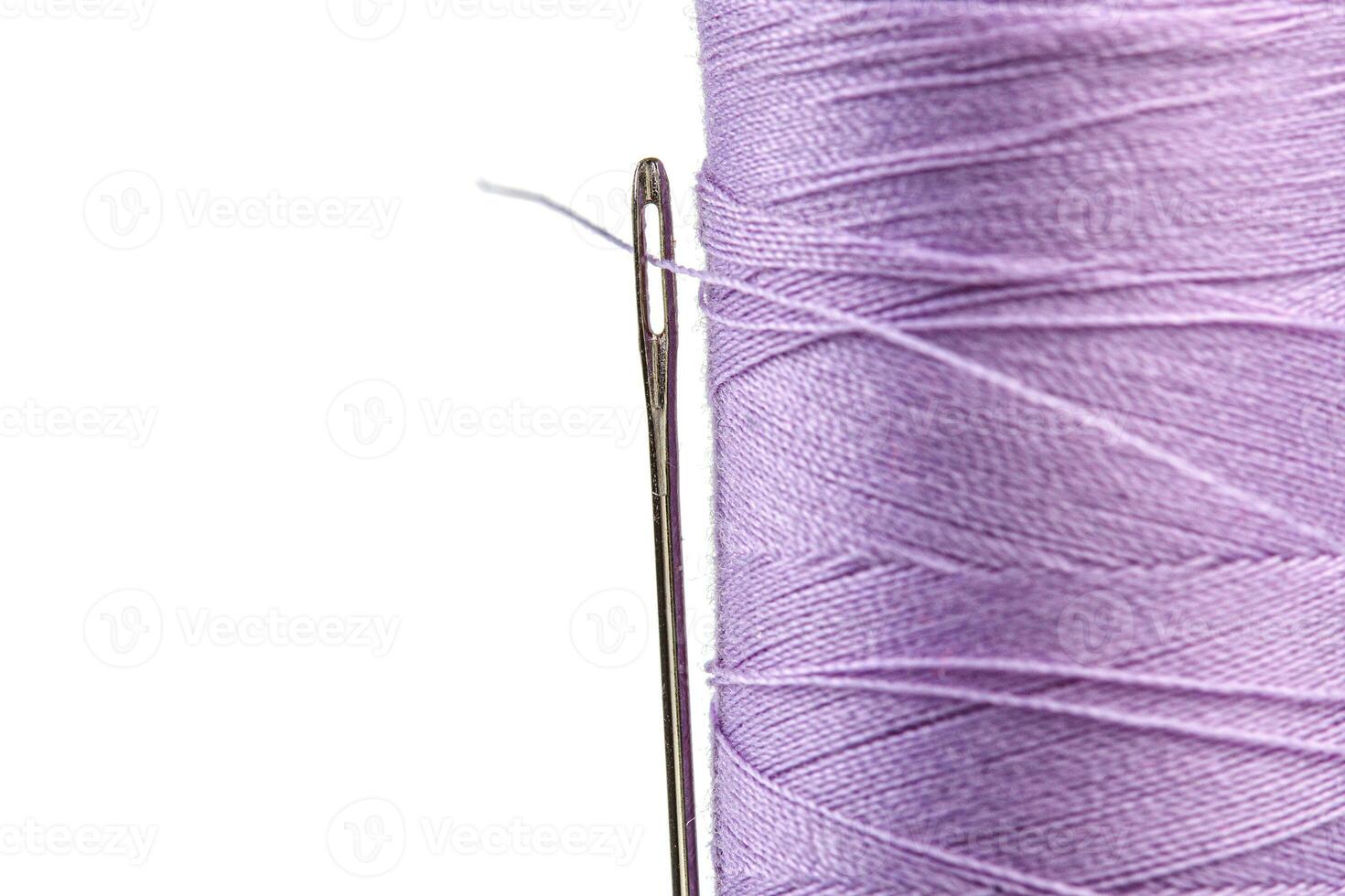 macro streng van draad Purper kleuren met een naald- Aan een wit achtergrond foto