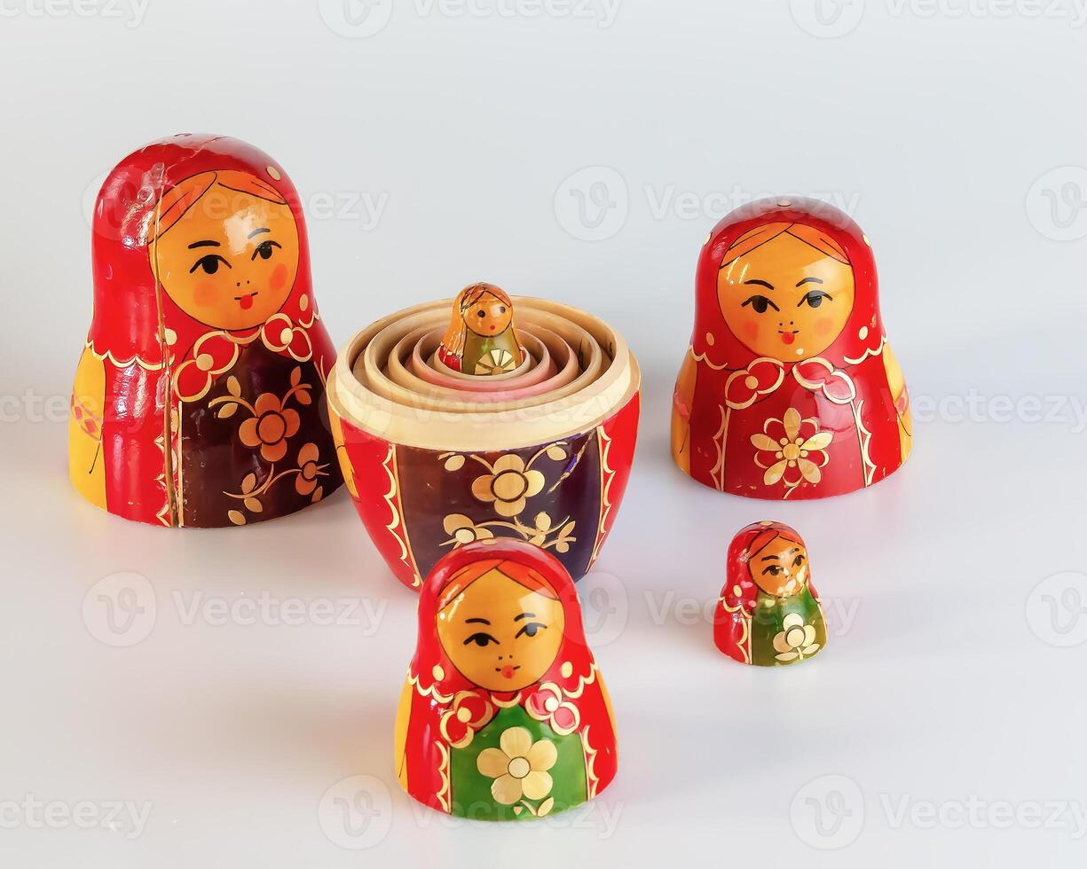 matroesjka, een Russisch houten pop Aan een wit achtergrond foto