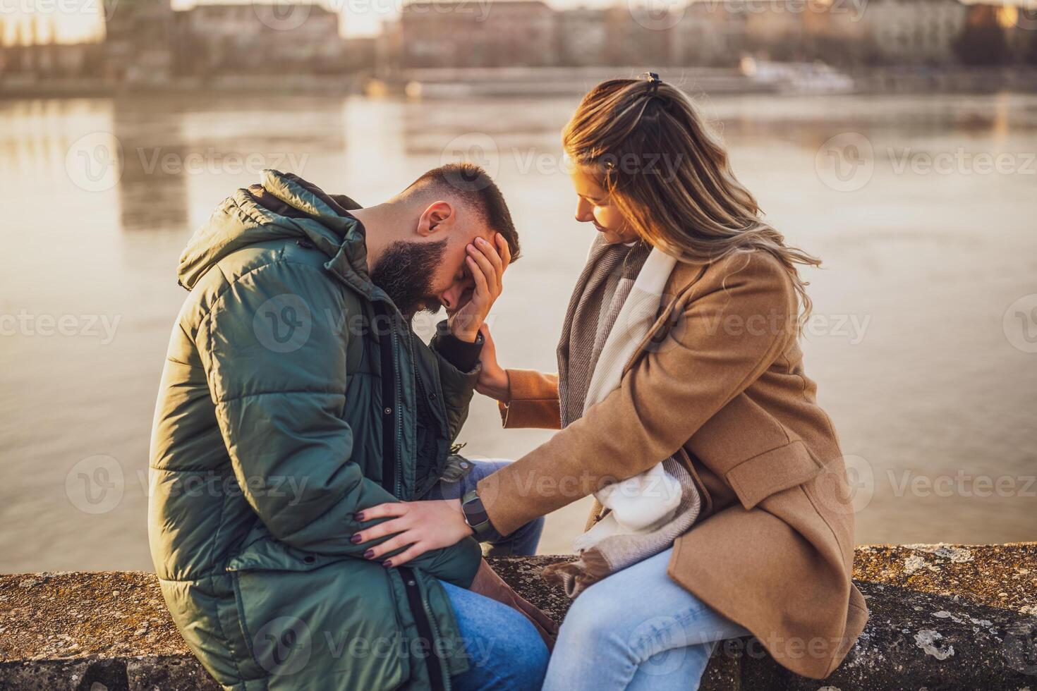 paar hebben conflict en vrouw is proberen naar comfort haar verdrietig en boos Mens na ruzie maken. foto