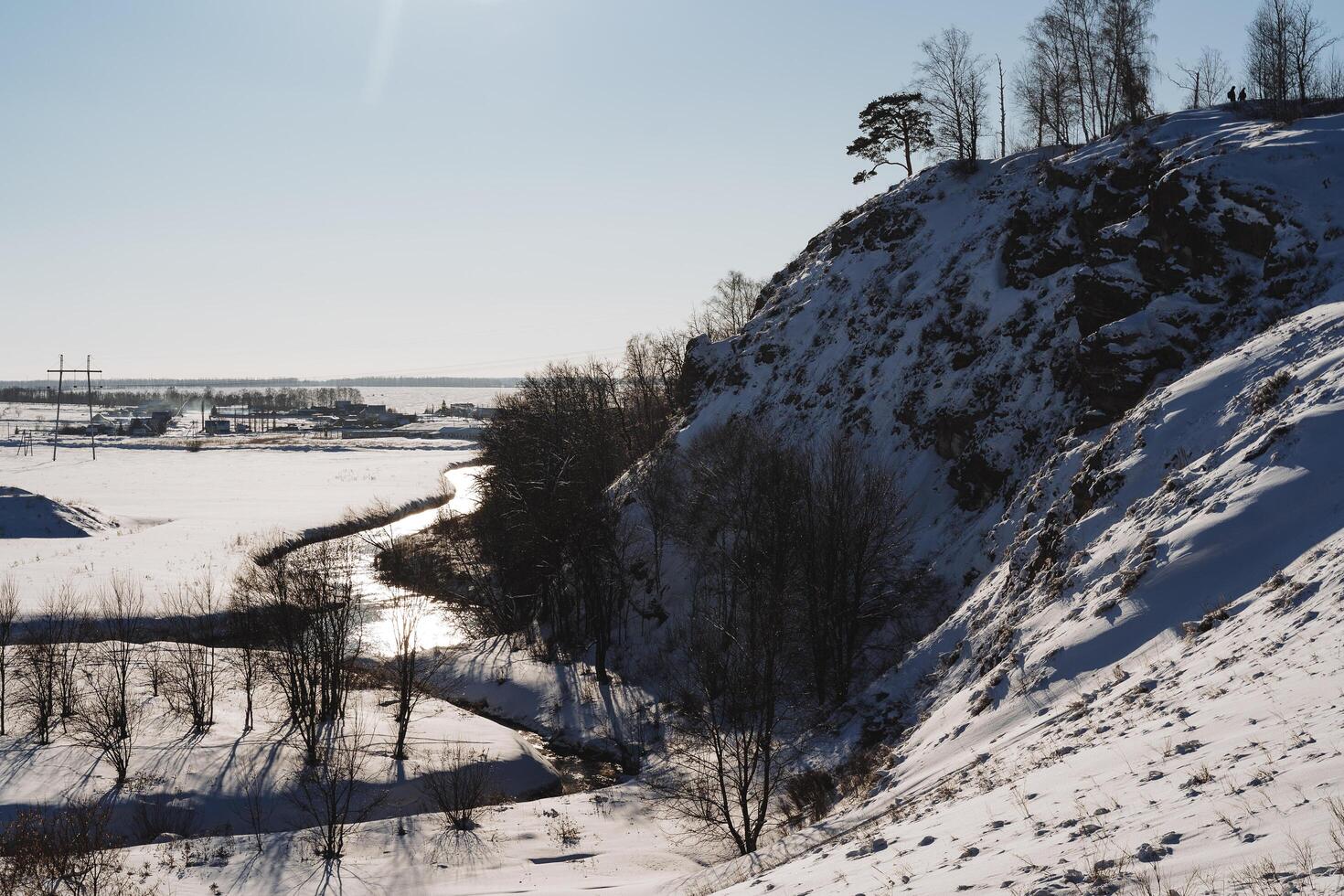 de rivier- stromen De volgende naar de steen, de winter landschap, de schittering van de zon is weerspiegeld in de water. foto