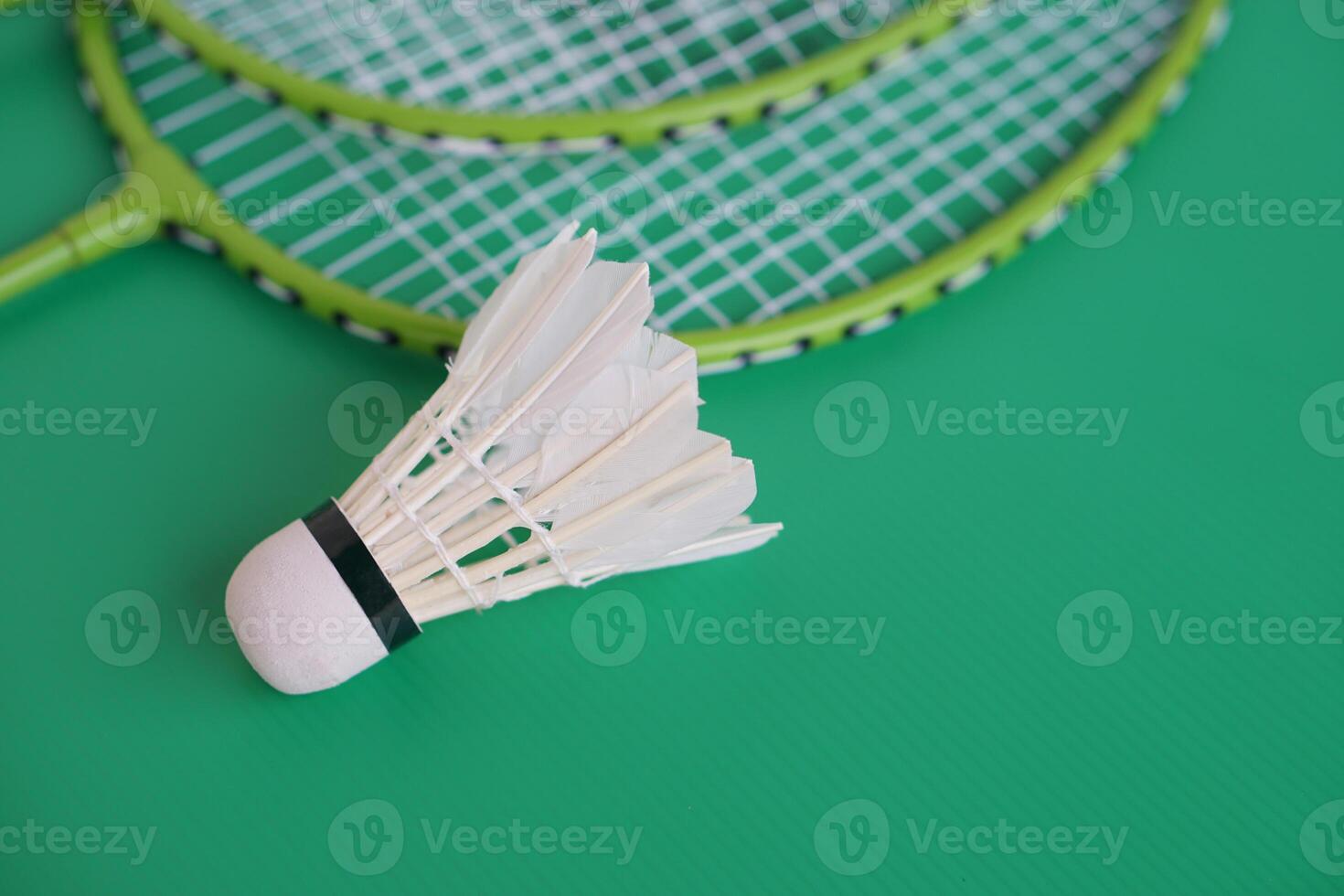 shuttle en rackets. badminton sport uitrustingen Aan groen achtergrond. concept, sport, oefening, recreatie werkzaamheid voor mooi zo Gezondheid. populair sport voor allemaal geslachten foto