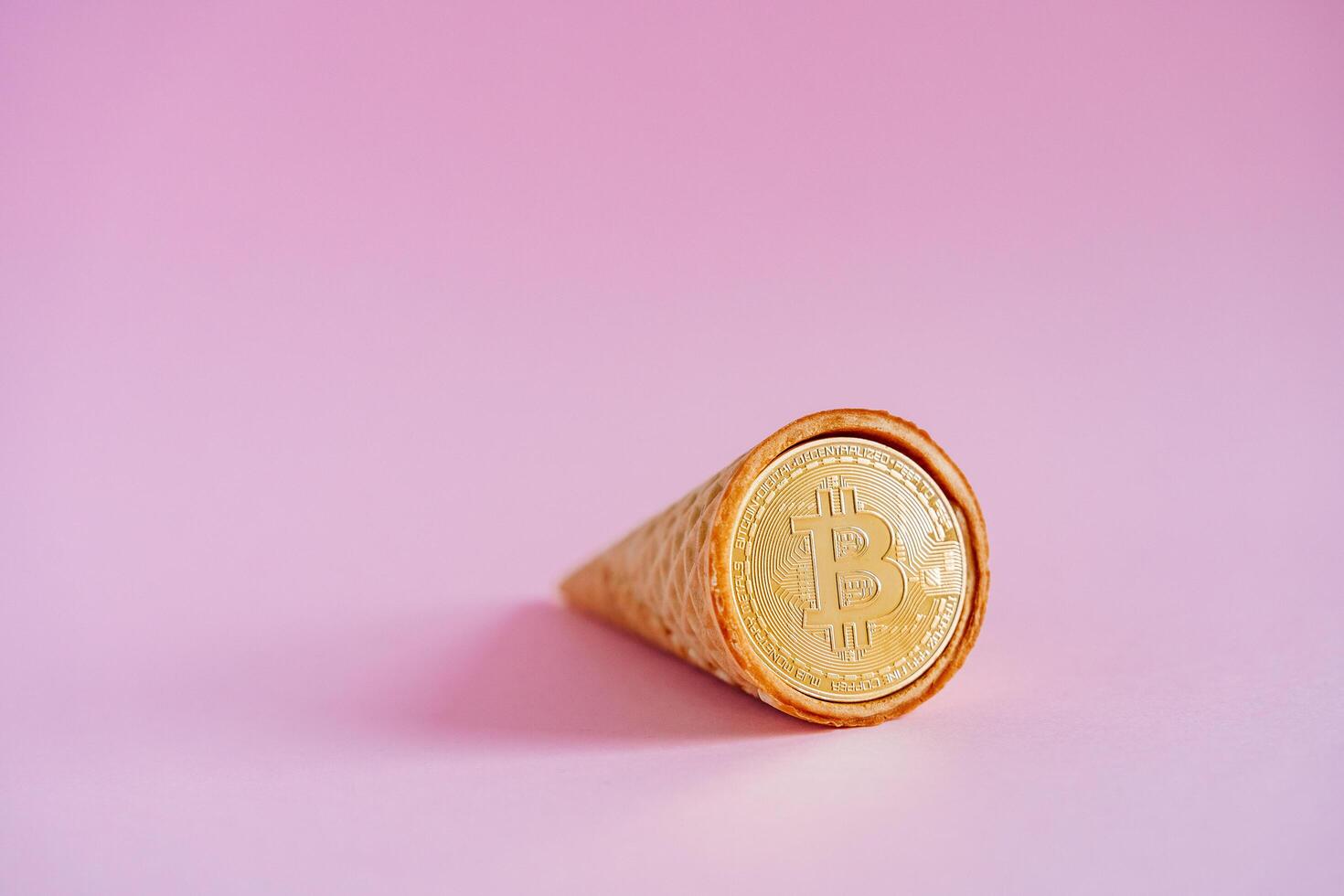 de bitcoin munt is niet ongebruikelijk achtergrond. bitcoin in een wafel ijshoorntje, ongebruikelijk ontwerp. de mijne bitcoin en etherisch. hoe naar maken geld in de modern wereld foto