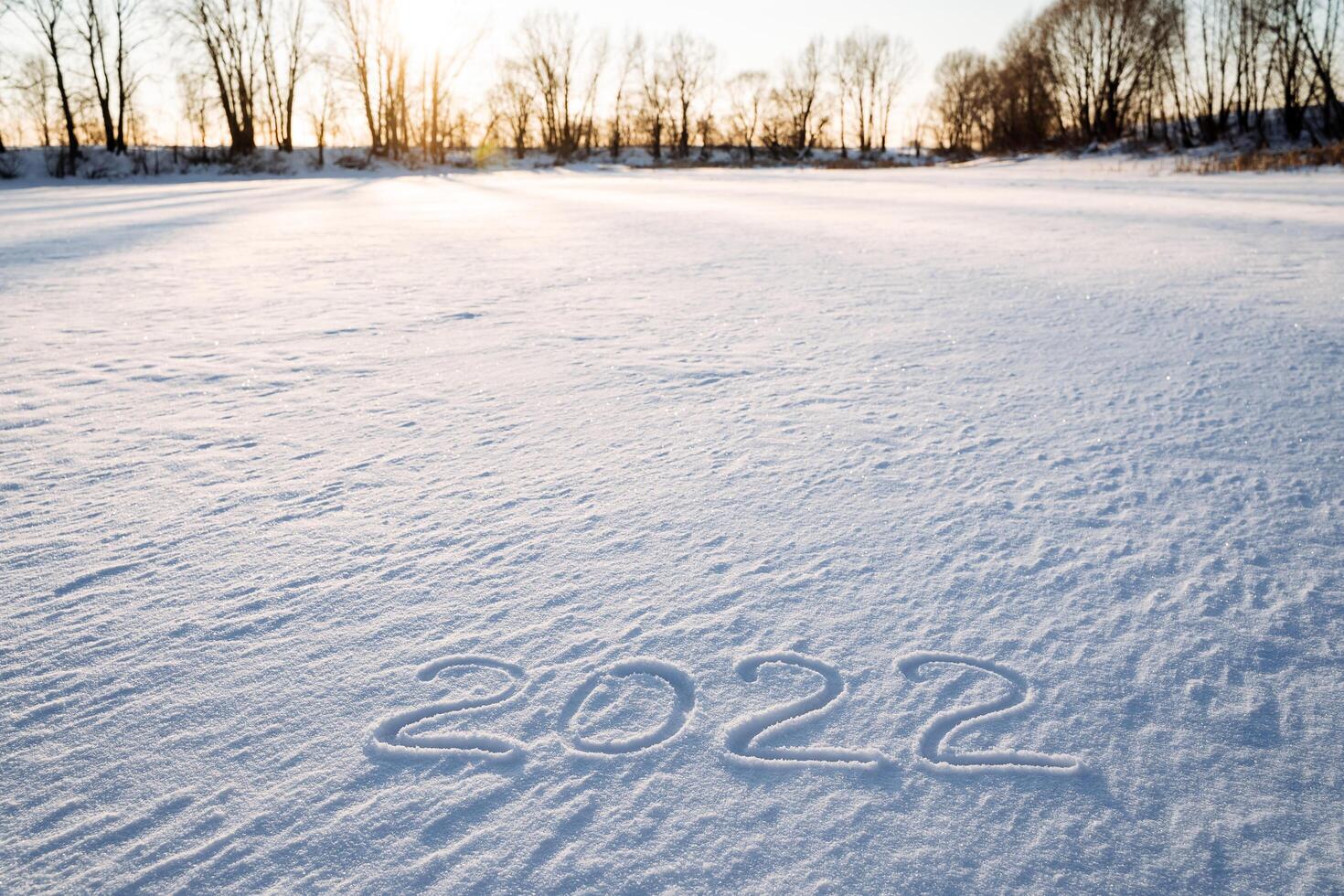 2022 opschrift Aan de sneeuw. de getallen van de jaar zijn geschreven in de sneeuw. datum twee duizend tweeëntwintig. jaar van de tijger. ijs meer. foto