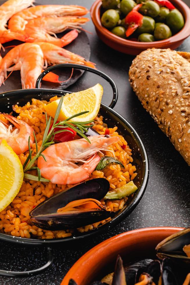 traditionele Spaanse paella met zeevruchten foto