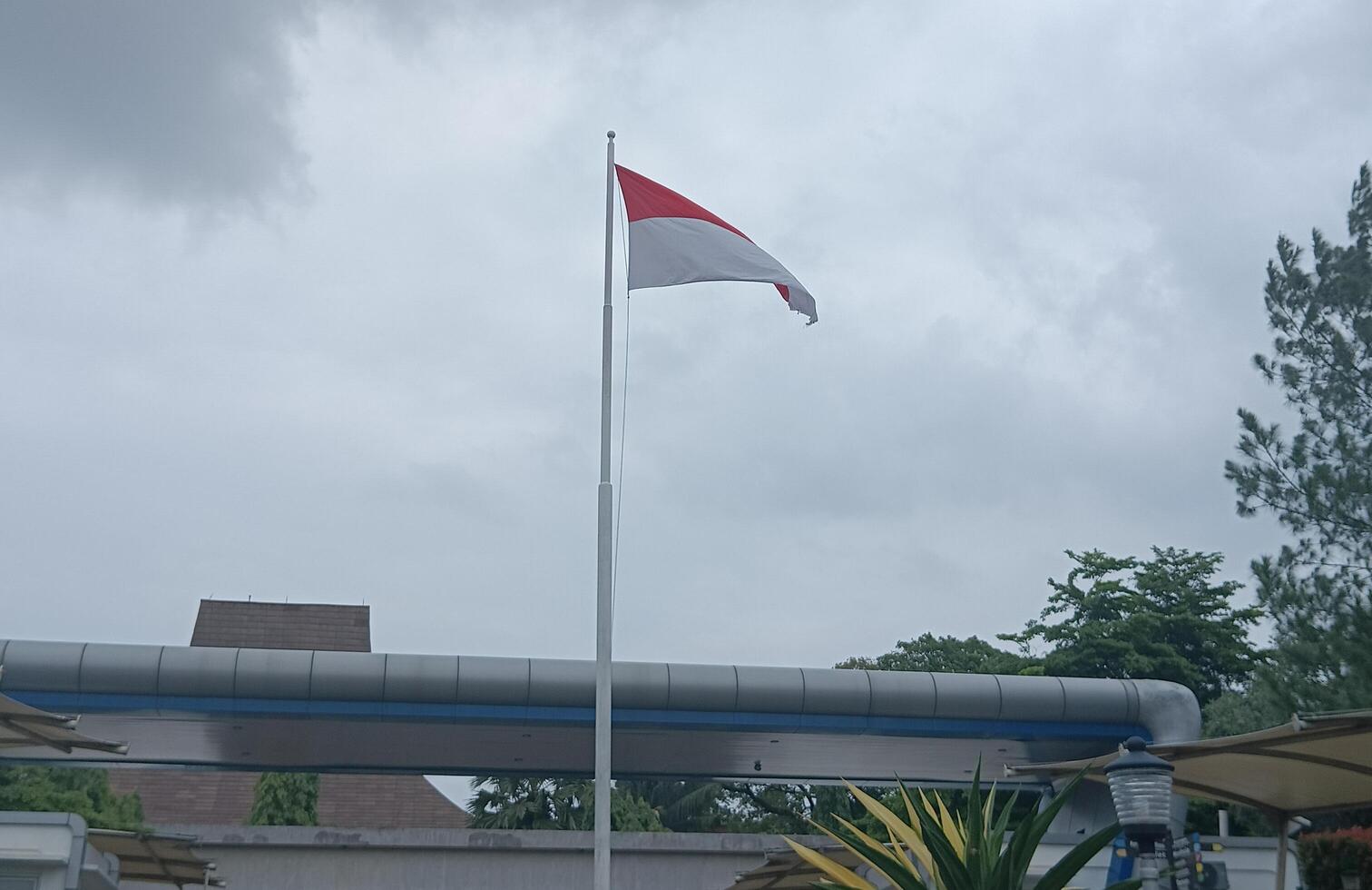 de Indonesisch nationaal vlag fladderend foto