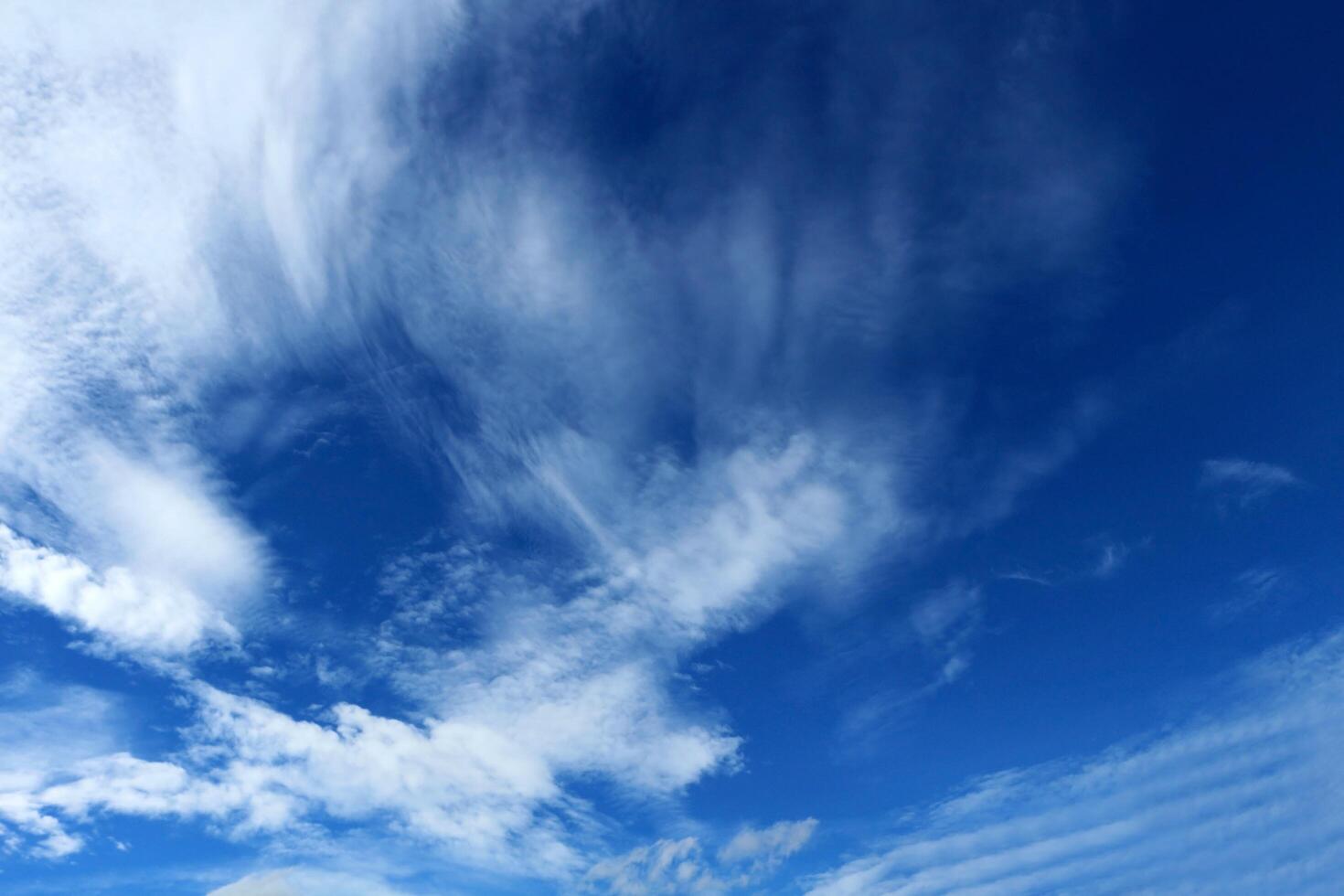 blauwe lucht met witte wolken. foto