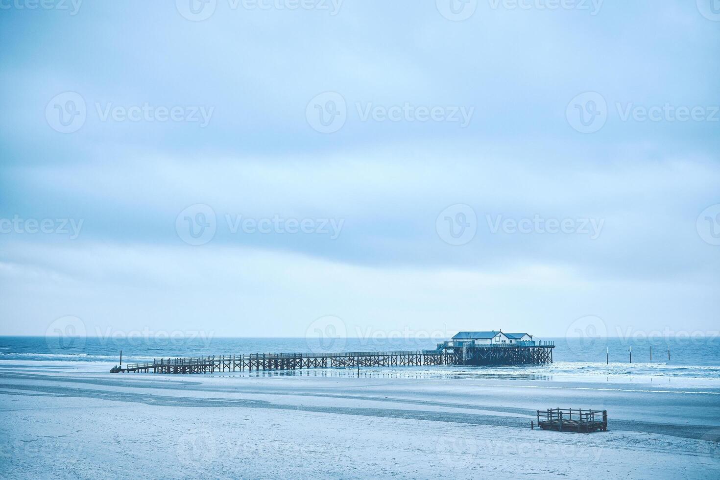 gebouw Aan stelten Bij noorden zee in Duitsland foto