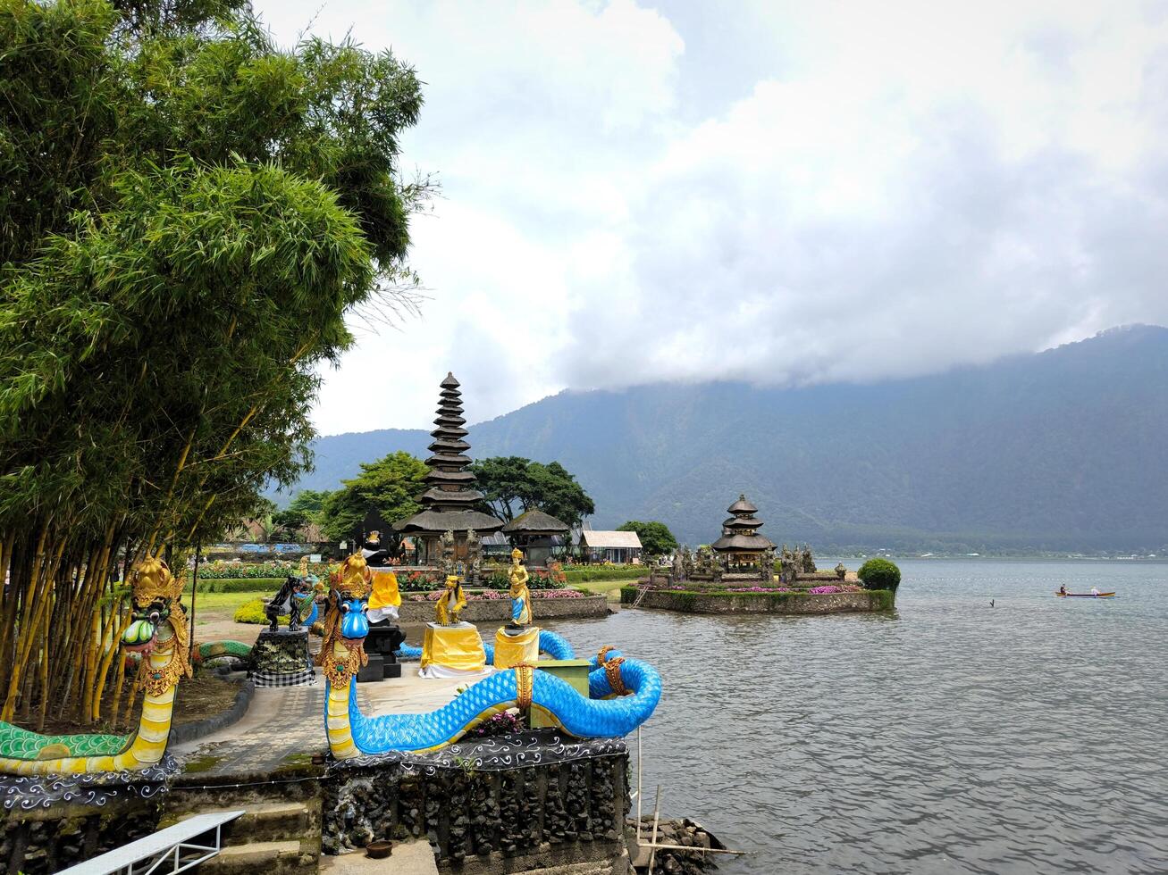 pura ulun danu bratan, beroemd tempel Aan de meer, bedoegul, Bali, Indonesië foto