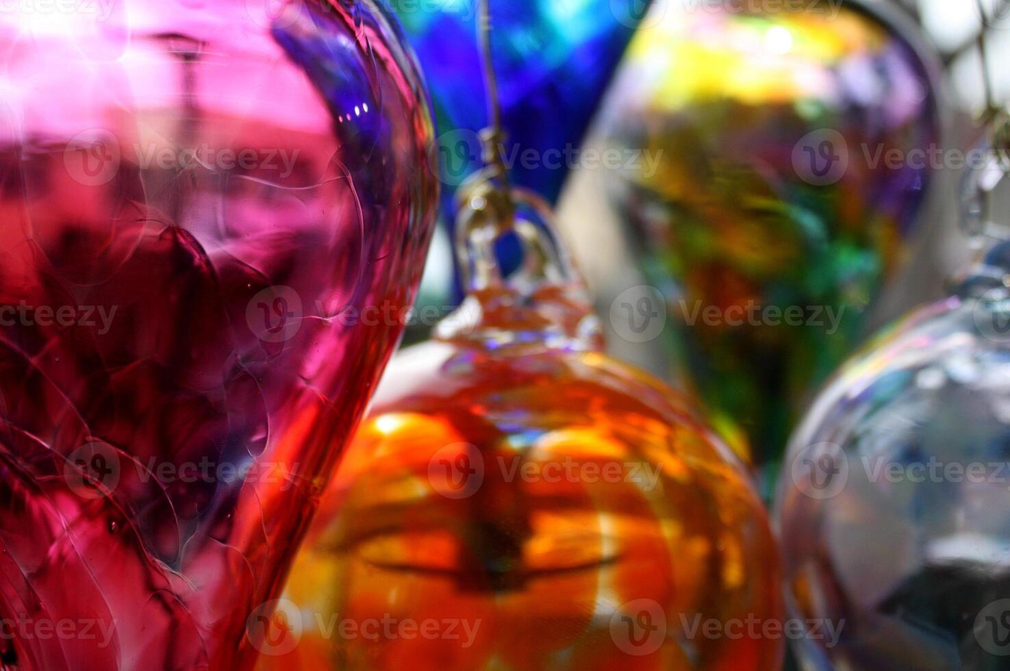 stoutmoedig en levendig kleurrijk hand- geblazen glas ornamenten foto