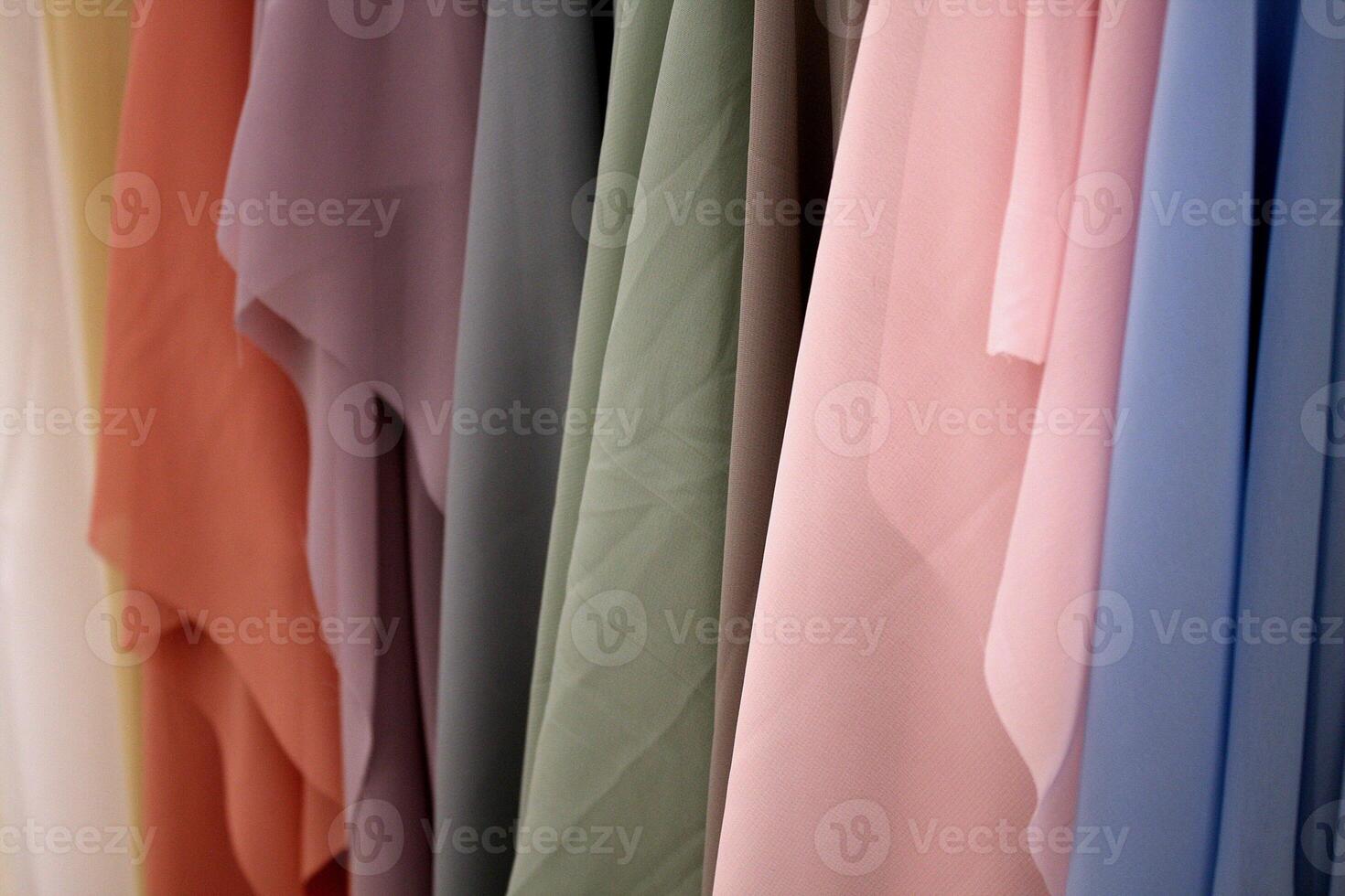 chiffon kleding stof in gedempt kleuren achtergrond structuur foto