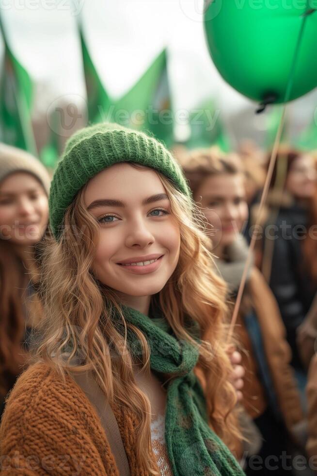 ai gegenereerd Dames Holding groen vlaggen en ballonnen Bij een rally Aan Internationale vrouwen dag foto