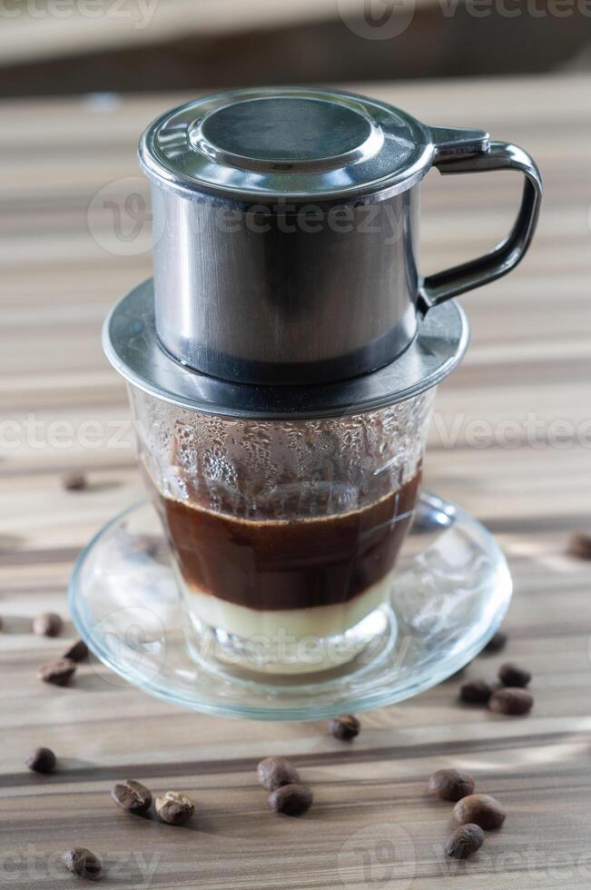 Vietnamees stijl druppelen koffie met condenseren melk, versierd met koffie Boon foto