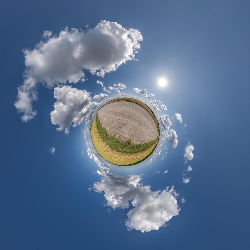 gemakkelijk klein planeet zonder gebouwen in blauw lucht met mooi wolken. transformatie van bolvormig panorama 360 graden. bolvormig abstract antenne visie. kromming van ruimte. foto