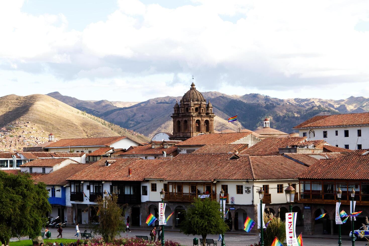 cusco, Peru, 2015 - kerk klok toren met omgeving rood tegel daken heuvels lucht foto