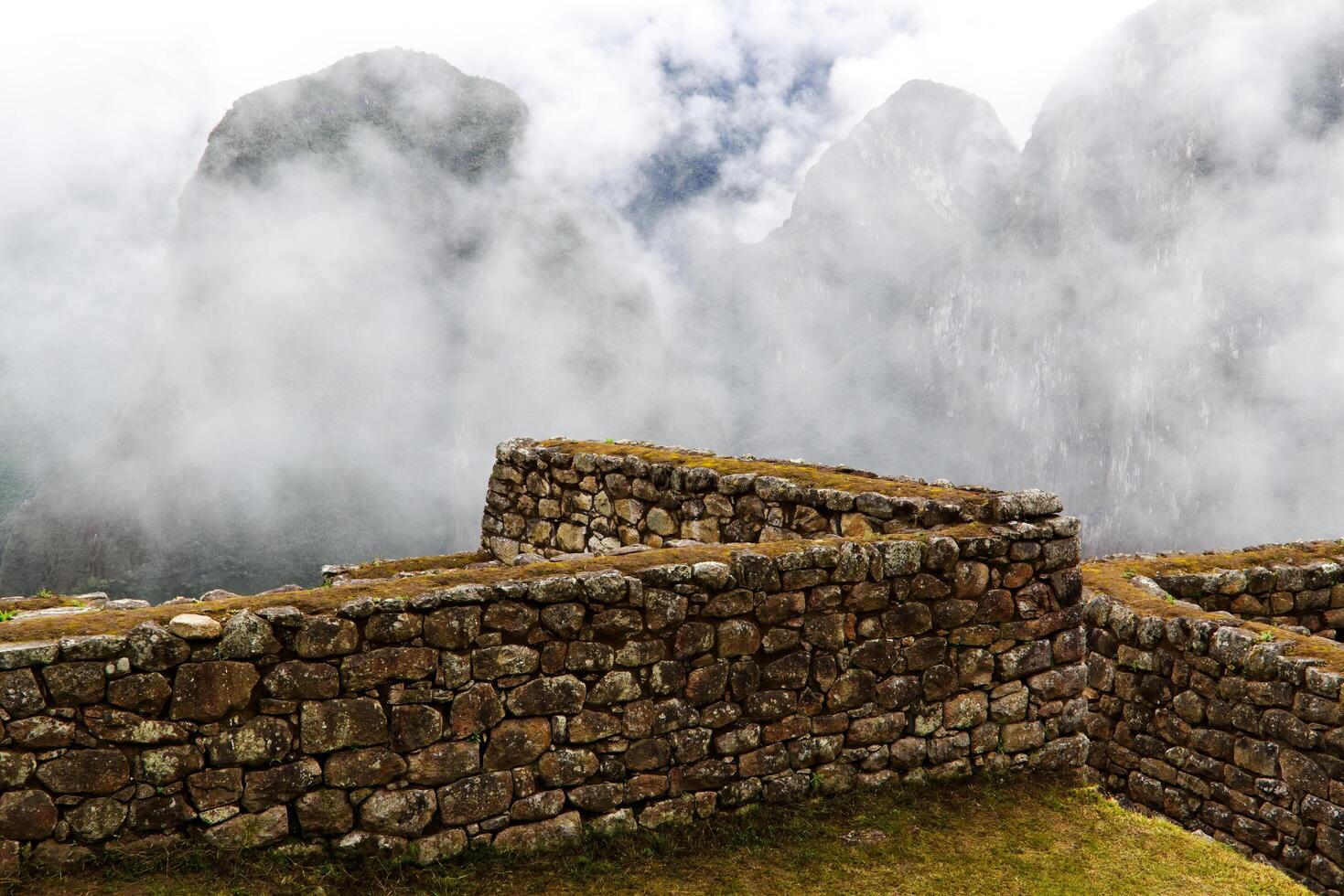 machu picchu, Peru, 2015 - inca steen muren wolken bergen en gras machu Picchu foto