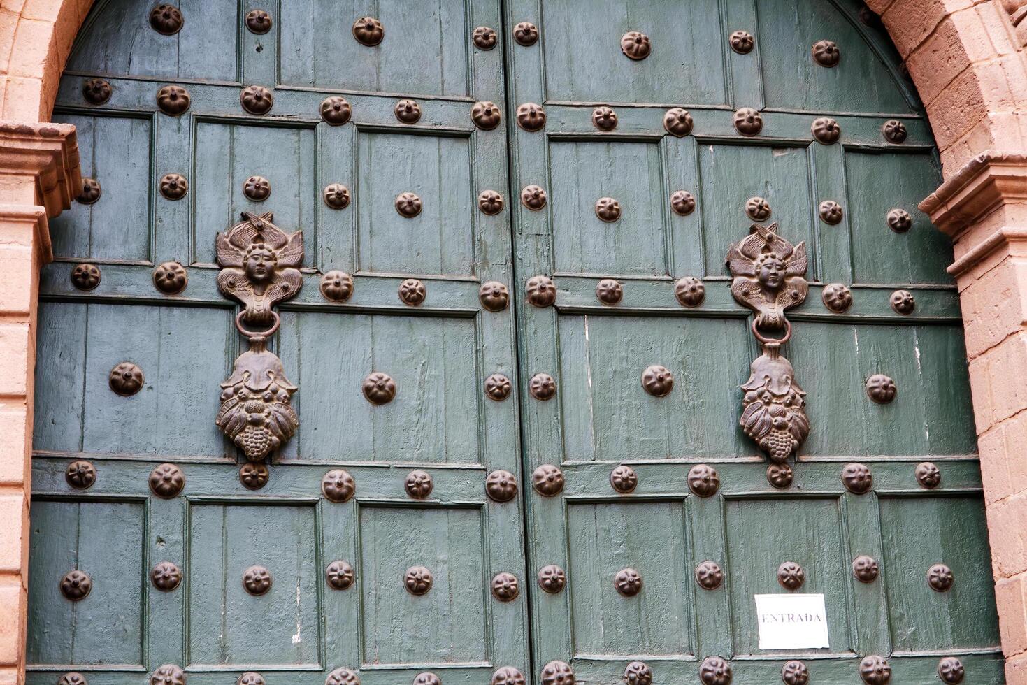 cusco, Peru, 2015 - Katholiek kerk deuren zuiden Amerika foto