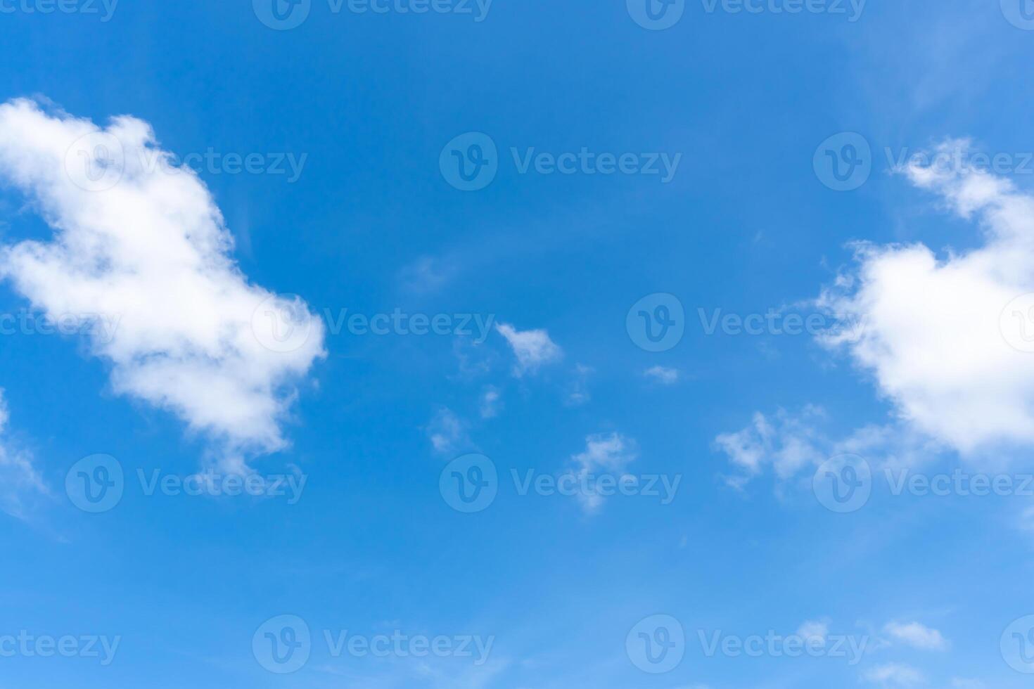 mooi blauw lucht met vreemd vorm van wolken in de ochtend- of avond gebruikt net zo natuurlijk achtergrond structuur in decoratief kunst werk foto