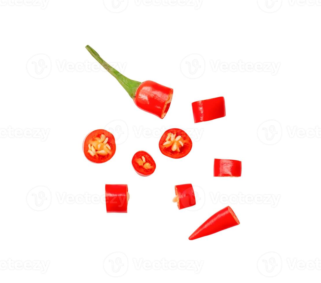 top visie reeks van rood Chili peper plakjes geïsoleerd Aan wit achtergrond met knipsel pad foto