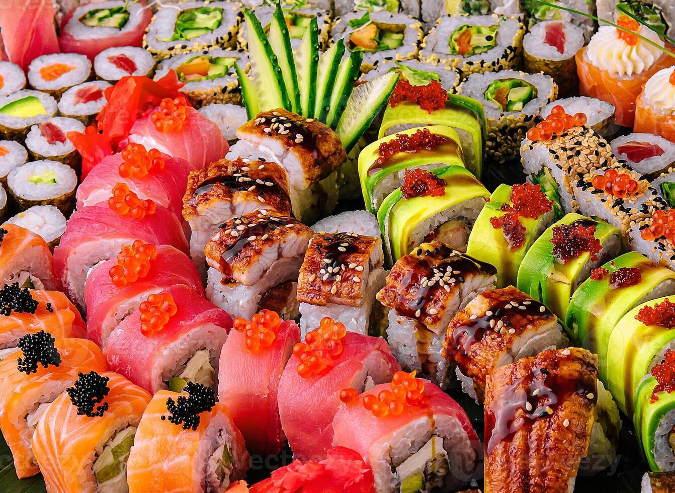 groot sushi reeks dichtbij omhoog of macro foto